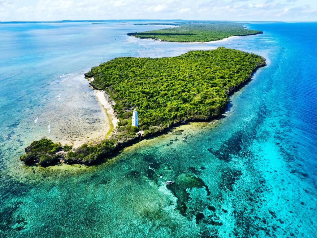 Unberührte Naturschönheit der Insel Tumbatu, ein verstecktes Juwel für Schnellbootcharter in Sansibar