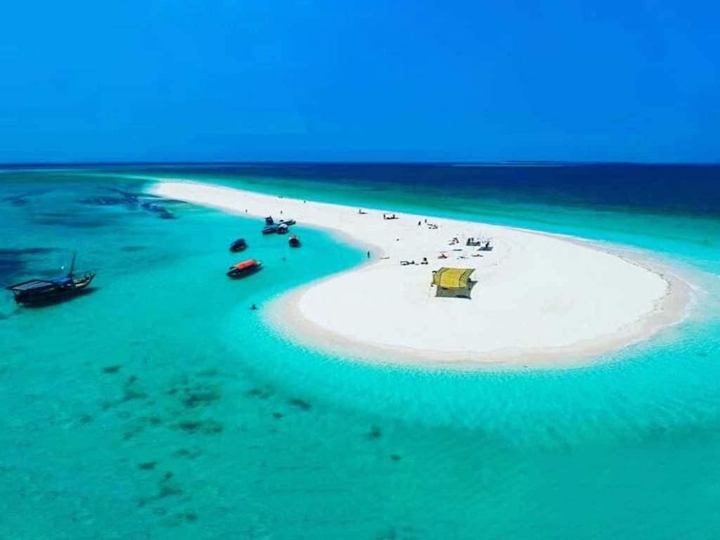 Playa de arena blanca y aguas cristalinas en la isla Nakupenda, una visita obligada si alquilas lanchas rápidas en Zanzíbar