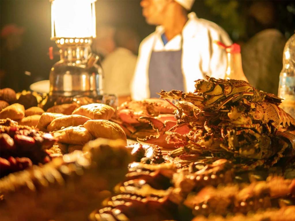 Tentadores platos de Zanzíbar en el mercado nocturno de Forodhani, uno de los mejores lugares turísticos de Zanzíbar para los amantes de la comida